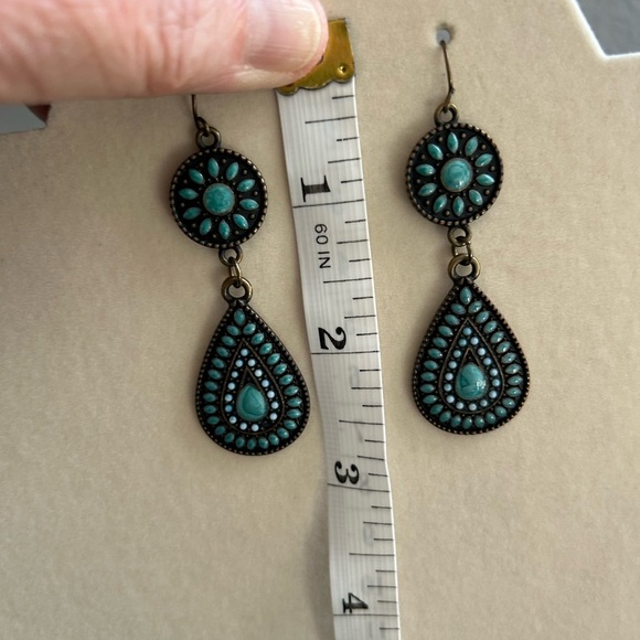 Turquoise colored dangle earrings. Great condition. - Picture 5 of 5